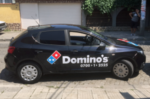 рязано фолио върху кола